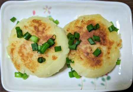 鶏そぼろチーズイン芋もち